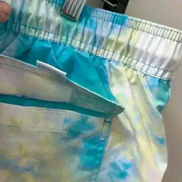 Men's Calvin Klein, extra large multicolored lined bathing suit. NWT - Picture 11 of 16